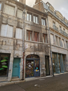 Photo de galerie - 
travaux de façade réalisés remise en l'état de la pierre 