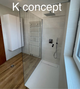 Photo de galerie - Une salle de bain moderne et épurée, réalisée avec des finitions soignées.