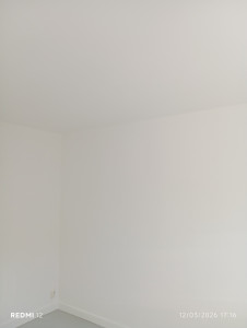 Photo de galerie - Décollage du papier peint, préparation des murs (enduit et ponçage) puis application de peinture blanche pour une finition propre, lisse et lumineuse.