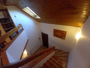 Photo de galerie - Détapissage et pose d'un papier peint dans un couloir et une mezzanine ouverte sur l'entrée avec de nombreuses découpes en escalier et de grandes hauteurs à couvrir. 