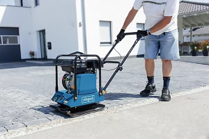 Photo de galerie - Disponible à la location ✅  Un parking ? une allée ? un terrain de pétanque ? Cette plaque vibrante vous permettra de tasser différents matières sur 30cm d’épaisseur, grâce à ça force de 2300kg  