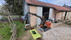 Photo de galerie - Préparation d'une tranchée et trou à la tarière pour poteaux en vue de couler un seuil.