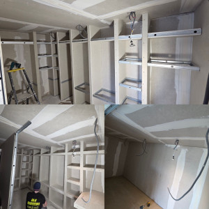 Photo de galerie - Création d'un dressing sur mesure. Le client nous a donné carte blanche et est très satisfait du résultat.