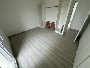 Photo de galerie - Pose du parquet et des plinthes
Montage et fixation des meubles et de la tringle
(dans une maison neuve)