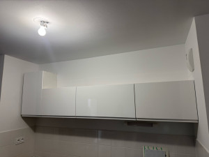 Photo de galerie - Pose et fixation murale de meuble haut de cuisine, avec mise à niveau et sécurisation.