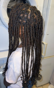 Photo de galerie - Modèle de tresses (braids) avec traçages nets, réalisé par mes soins. Je propose mes services de coiffure à domicile.⁠
