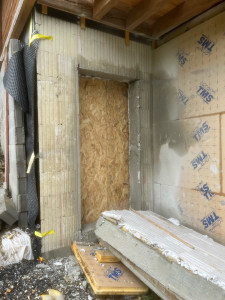 Photo de galerie - Sciage pour la création d’une porte qui mènera à une futur terrasse en bois.