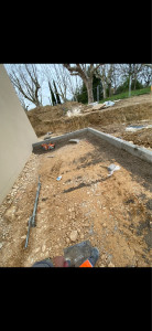 Photo de galerie - Pose de bordures et préparation de sol pour aménagement extérieur. Mise à niveau précise et finitions propres. 