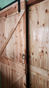 Photo de galerie - Porte coulissante avec ferronnerie 
fabrication maison de a à z ,
installation comprise .






