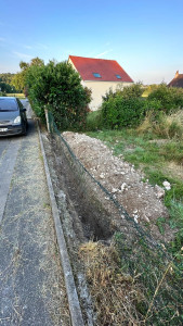 Photo de galerie - Tranchée creusée en limite de propriété pour la pose des supports et l’installation d’une barrière.
