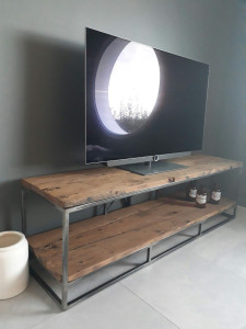 Photo de galerie - Structure pour meuble tv finition acier brut vernis incolore. bois fourni par le client.