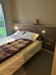 Photo de galerie - Câblage d’une tête de lit avec mise en place des liseuses, et des prises dans les niches placo