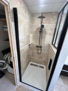 Photo de galerie - Création salle de bain complète avec pose de pierre de travertin 