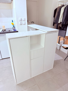 Photo de galerie - Table bar - îlot de cuisine multifonction avec rangement et plateau pivotant 360°, meuble bar avec plan effet marbre, mdf blanc 210×30×100,9 cm