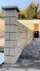 Photo de galerie - Pose de pilier béton avec une clôture en lame de bois 