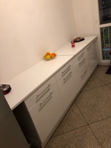 Photo de galerie - Meubles bas Cuisine équipée avec plan de travail et montage de poignées mise à niveau et réglages des portes.