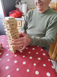 Photo de galerie - Activité Jenga ! 
concentration, il faut être minutieux! 
Monsieur a beaucoup apprécié l'activité.