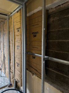 Photo de galerie - Travaux de peinture et préparation des murs dans un appartement.