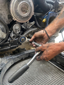 Photo de galerie - Changement de galet tendeur avec ressorts de vibration  avec courroie accessoire sur audia4 v62.5l tdi 