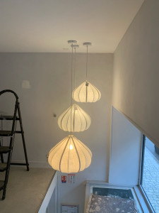 Photo de galerie - Installation des lustres 