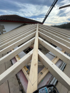 Photo de galerie - Taille assemblage et pose charpente traditionnel 