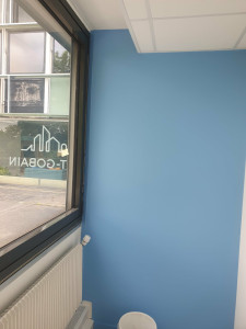 Photo de galerie - Travaux complet sur un mur et application de peinture bleu ciel