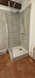 Photo de galerie - Pose du nouveau bac à douche + pose revêtement mural et pose paroi de douche + robinetterie