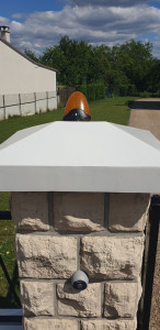 Photo de galerie - Après nettoyage HP, grattage rebouchage enduit extérieur type Murex, pose d'une trame fibrée, application de 3 passes d'enduit MUREX, impression et application d'une peinture de sol. 