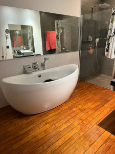 Photo de galerie - Baignoire îlot parquet teck pont de bateaux 