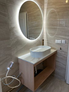 Photo de galerie - Montage miroir avec meuble et lavabo 