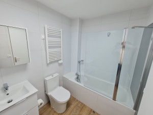 Photo de galerie - Dans cette salle de bain, pose du WC, du meuble vasque et de la plomberie, ainsi que de l'armoire de toilette. 
Ajout d'un sèche serviette et d'une cloison de douche, après rénovation de tous les murs. 