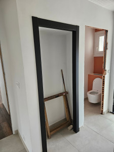 Photo de galerie - Mise en place d'un couvre-châssis sur une ancienne porte.