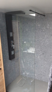 Photo de galerie - Création douche italienne avec faible hauteur sous plafond