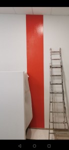Photo de galerie - Petite bande de 60cm en orange à côté d'un Escalators. 
