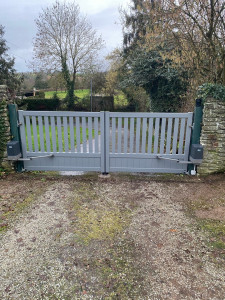 Photo de galerie - Pose d’un portail en aluminium et motorisation DEA