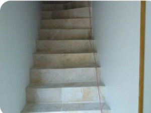 Photo de galerie - Carrelage escalier travertin