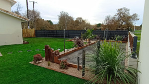 Photo de galerie - Réalisation du terrain de pétanque entouré de massifs 