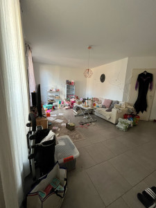 Photo de galerie - Un salon d’une femme dépassée par les évènements