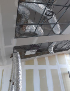 Photo de galerie - Réalisation d'un plafond décoratifs en dalle avec bande de placo rempant 