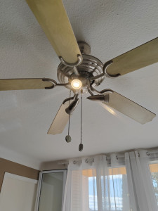 Photo de galerie - Pose de ventilateur plafonnier avec éclairage intégré. Montage, raccordement, fixation renforcée et contrôle du fonctionnement. Intervention réalisée avec soin et professionnalisme.