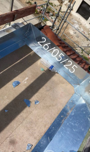 Photo de galerie - Préparation et fixation des costières métalliques sur plancher OSB, avant la réalisation des relevés d’étanchéité bitumineuse soudée au chalumeau.
