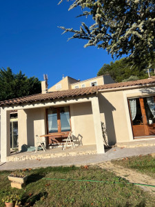 Photo de galerie - Entièrement rénové la façade de la maison en crépi talocher terre de sable plus encadrement de fenêtre en blanc cassé 