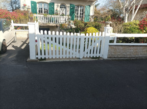 Photo de galerie - Création de portail et restauration complète des rambardes extérieurs et des volets de la maison