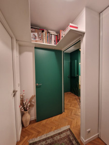 Photo de galerie - Entrée: création d'un meuble sur mesure pour allier l'optimisation et le charme.