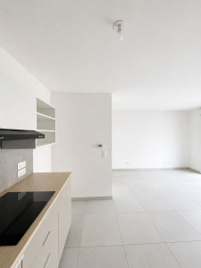 Photo de galerie - Après deux couches de peinture professionnelle Tollens, les murs retrouvent une finition uniforme, lumineuse et durable, transformant immédiatement l'ambiance de l'appartement.