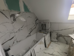 Photo de galerie - Réalisation d'un carrelage 60 par 60 dans une salle de bain