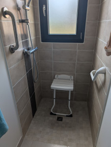 Photo de galerie - Aménagement douche PMR ( siège de douche, barre d'appui)