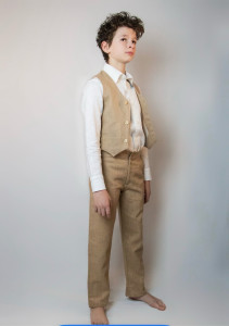 Photo de galerie - Ensemble Garçon en lin naturel. Ensemble trois pièces raffiné et intemporel confectionné dans un lin naturel. Fait à la main sur mesure