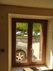 Photo de galerie - Installation de fenêtres double vantaux en Chêne Doré avec aération. Pose et réglages effectués pour garantir une manipulation fluide, durable et sécurisée. Une solution robuste, esthétique et parfaitement ventilée pour votre logement