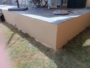 Photo de galerie - Réfection d'un sous bassement de terrasse en enduit de façade weber procalit f gratté 